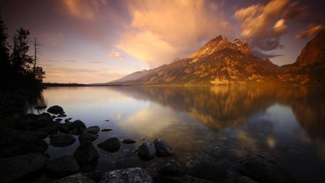 Tranquil Mountain Reflection in Serene Waters wallpaper