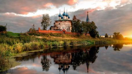 Serene Temple Reflection at Sunset wallpaper