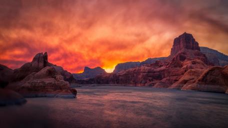 Majestic Sunset Over Serene Waters wallpaper