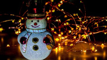 Joyful Snowman Brings Holiday Cheer wallpaper
