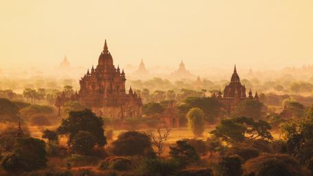 Enchanting Sunrise Over Ancient Temples in Bagan wallpaper