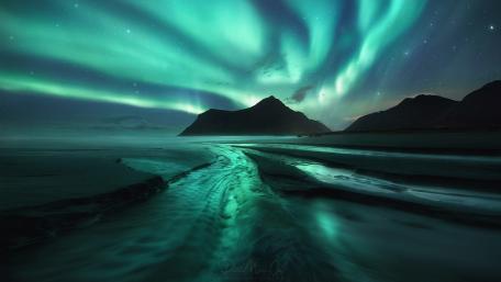 Mesmerizing Aurora Borealis Over Tenebrous Landscape wallpaper