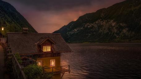 Tranquil Lakeside Cabin at Dusk wallpaper