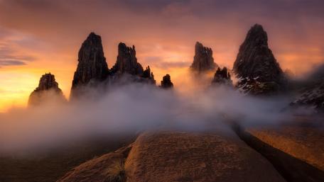 Majestic Mountain Peaks in Ethereal Misty Dawn wallpaper