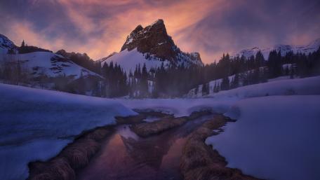 Majestic Mountain Serenity in Twilight Glow wallpaper