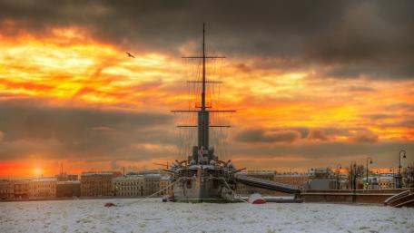 Majestic Sunset Over a Winter Cityscape wallpaper