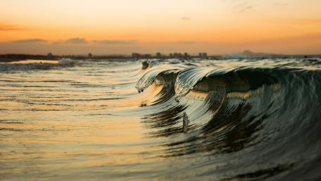 Serene Ocean Waves at Sunset wallpaper