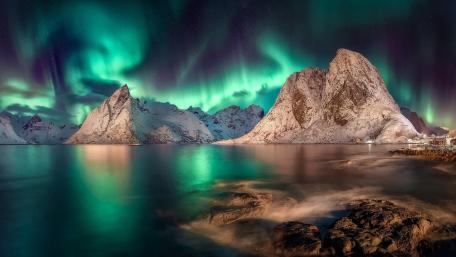 Polar lights above Lofoten wallpaper