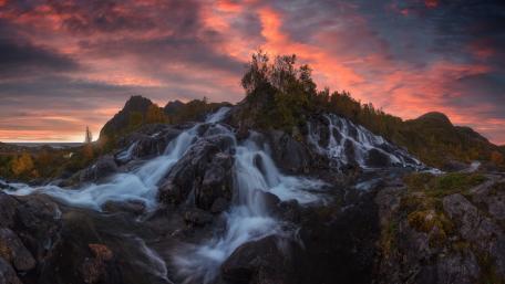 Majestic Waterfall at Dusk wallpaper