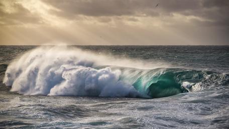 Majestic Sea Waves Under Dramatic Skies wallpaper