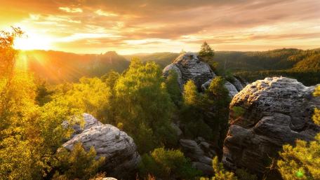 Majestic Sunrise Over Rocky Landscape wallpaper