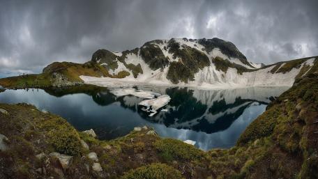 Serene Mountain Reflection in Still Waters wallpaper