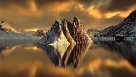 Majestic Mountains Reflecting in Serene Waters wallpaper