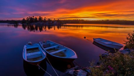 Tranquil Sunset Over Serene Lake Scene wallpaper