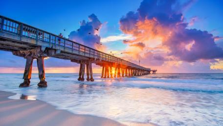 Sunset Serenity at the Seaside Pier wallpaper