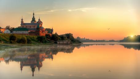 Enchanting Sunset Over Tranquil Cityscape wallpaper