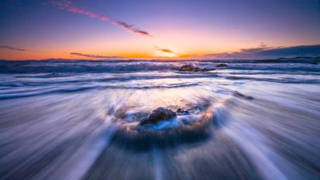 Tranquil Ocean Waves at Sunset wallpaper
