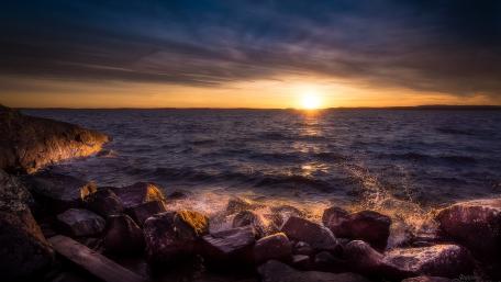 Serene Sunset Over Tranquil Waters wallpaper