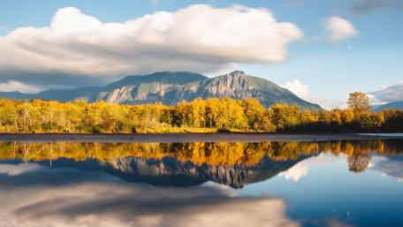 Serene Autumn Reflection in a Tranquil Lake wallpaper