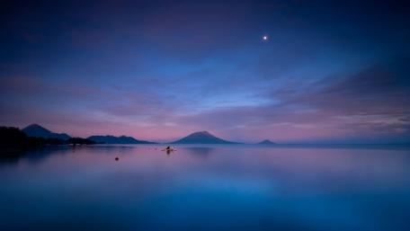 Tranquil Blue Reflection at Dusk wallpaper
