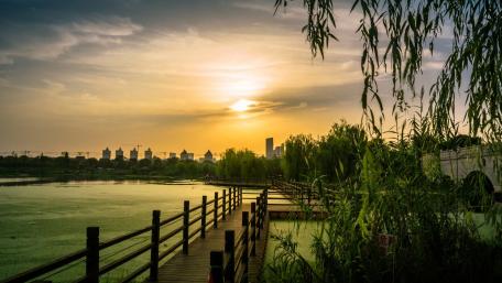 Serene Sunset Over Tranquil Waterscape wallpaper