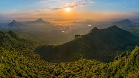 Majestic Sunrise Over Lush Mountainscape wallpaper