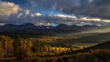 Majestic Autumn Landscape in the Mountains wallpaper