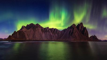 Vestrahorn Mountains with polar lights wallpaper
