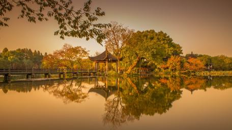 Serene Autumn Landscape Reflection in Tranquil Water wallpaper