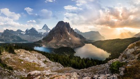 Majestic Mountain Landscape at Sunrise wallpaper