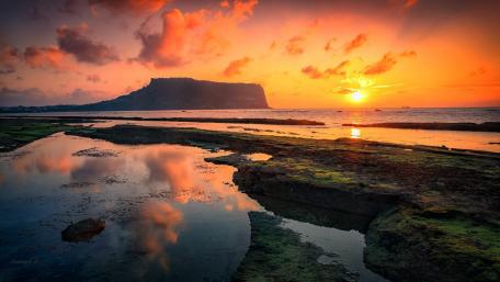 Breathtaking Sunset Over Tranquil Waters wallpaper