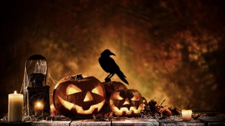 Spooky Halloween Night with Jack o' Lanterns and Crow wallpaper
