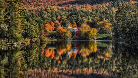 Autumn Serenity in Reflection wallpaper