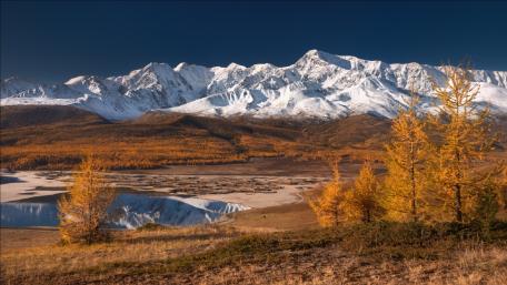 Majestic Autumn Mountains Reflected in a Tranquil Lake wallpaper