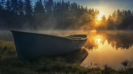 Tranquil Sunrise Over Misty Lake wallpaper
