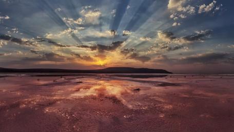 Sunrise Radiance Over Tranquil Waters wallpaper