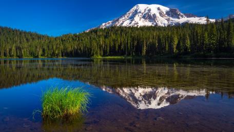 Majestic Mountain Reflection in Tranquil Lake Scene wallpaper