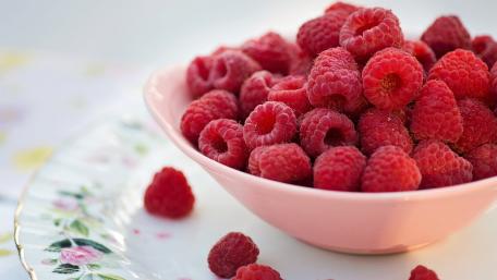 Ripe Raspberries in a Lovely Bowl wallpaper