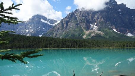 Majestic Mountain Reflections in Tranquil Waters wallpaper