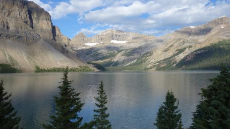 Majestic Mountain Reflections in Serene Waters wallpaper