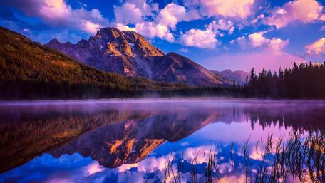 Majestic Mountain Reflections in Tranquil Waters wallpaper