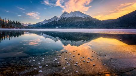 Serene Mountain Reflections in Tranquil Waters wallpaper