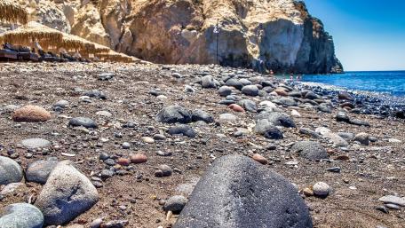 Serene Coastal Landscape with Pebbled Shoreline wallpaper