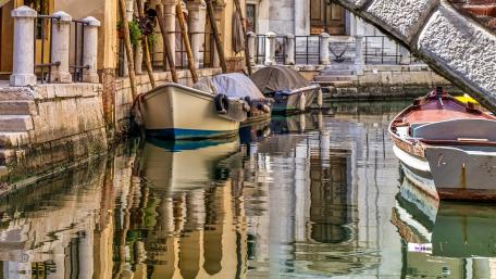 Serene Canal Reflections with Boats wallpaper
