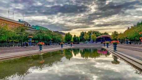 Serene City Park Reflection at Dusk wallpaper