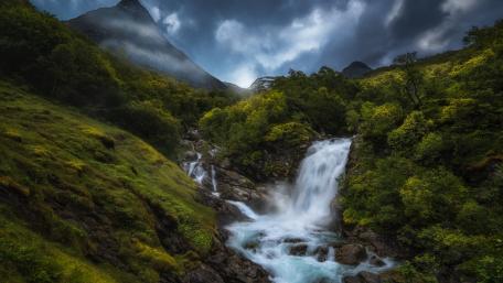 Majestic Waterfall in Lush Greenery wallpaper