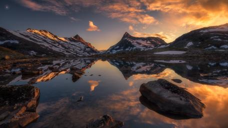 Serene Mountain Reflections at Sunset wallpaper