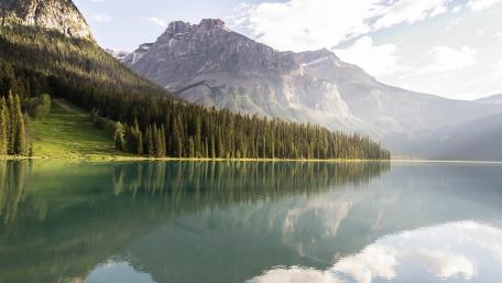 Serene Mountain Reflection Wallpaper wallpaper