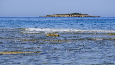 Tranquil Island Escape Amidst Serene Waters wallpaper