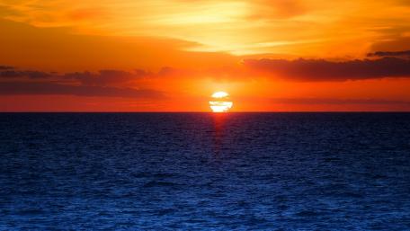 Stunning Sunset Over Tranquil Sea View wallpaper